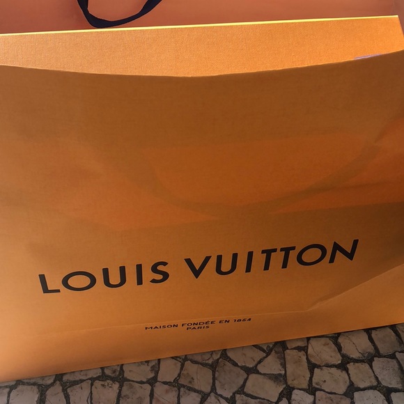 LV twist crossbody purse in black - Picture 7 of 8